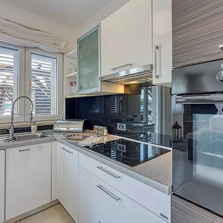 Stunning In Semesterbostad Rovinj